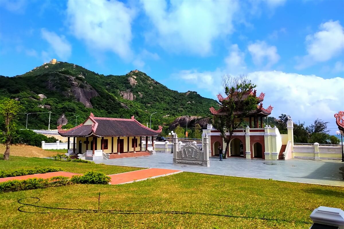 Khu vực cổng đền thờ Nguyễn Trung Trực